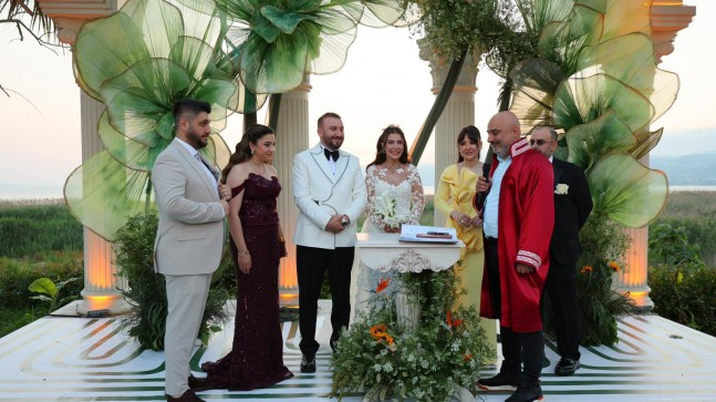 Altığ ve Bıyıklı ailesinin mutlu günü