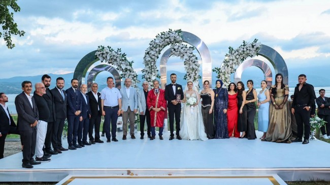 Yusuf Alemdar’ın kıydığı nikâhta Ebrar ve Ömer’e mutluluk alkışı